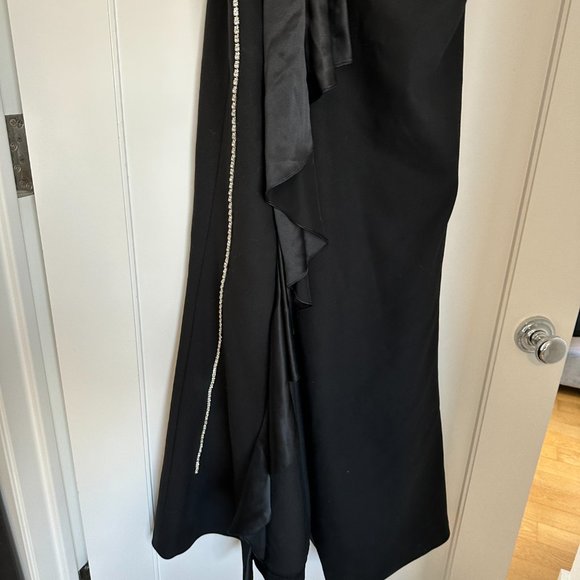 NWOT Cinq à Sept Drape Evening Long Gown Ruffled Crystal Embellished Sz 4 Black - Picture 6 of 10